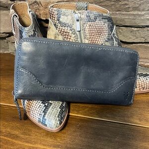 🖤🩶Frye Zip Around  Wallet CARBON $158